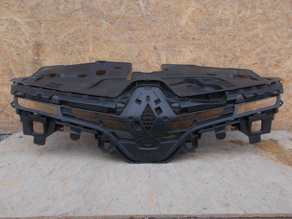 решетка радиатора renault CLIO IV 4 2012-
