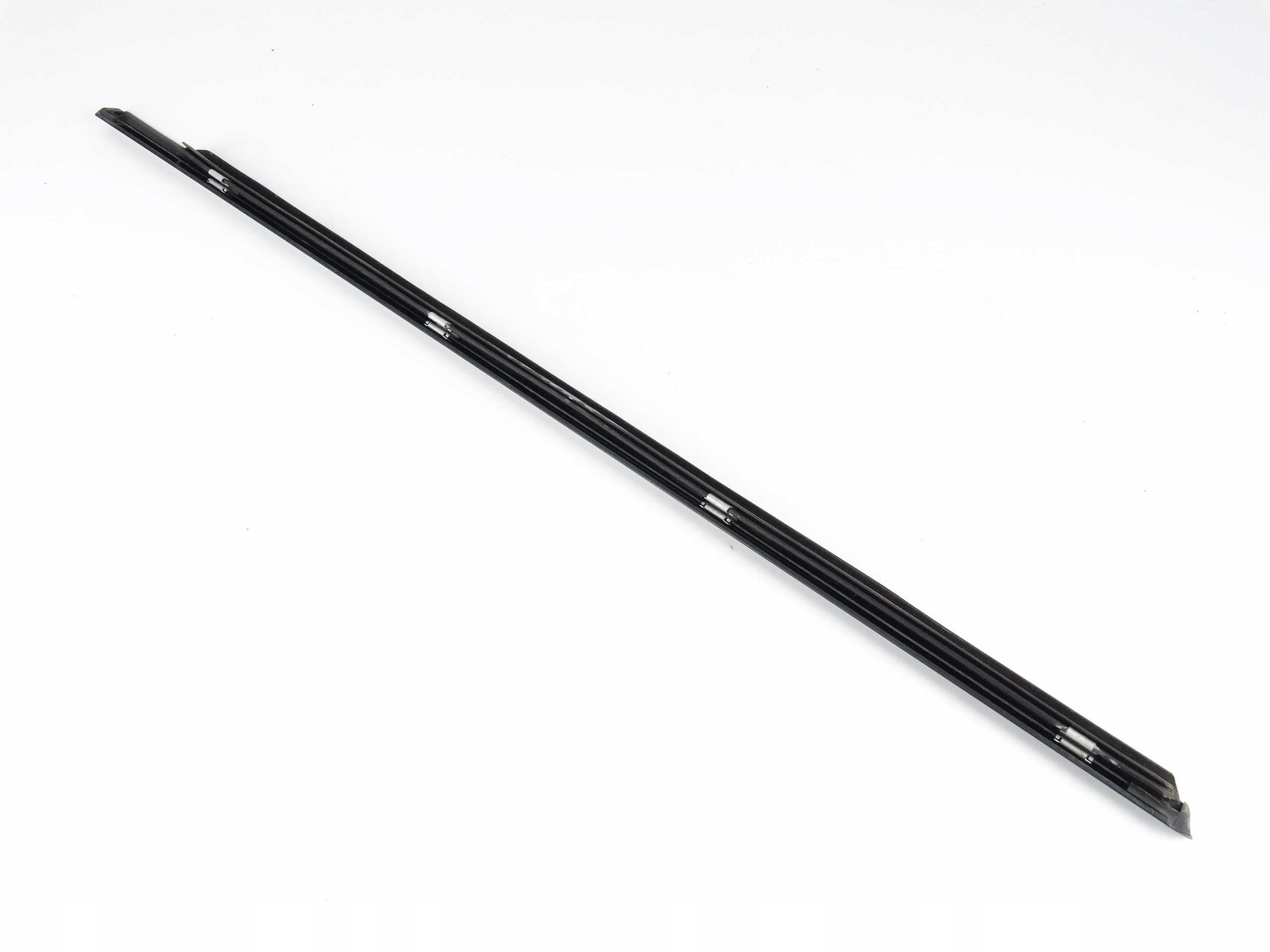 W211 LISTWA ZGARNIAJĄCA ZEWNĘTRZNA DRZW LEWY PRZÓD Producent części Mercedes-Benz OE