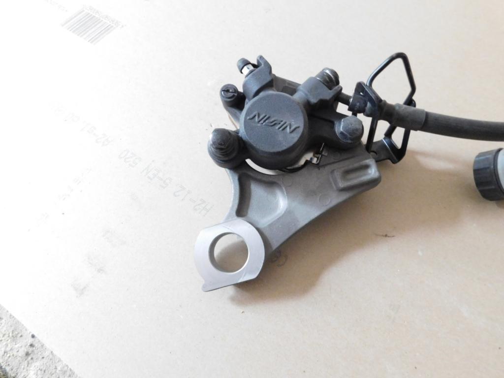 YAMAHA R1 RN22 09 задний зажим как новый