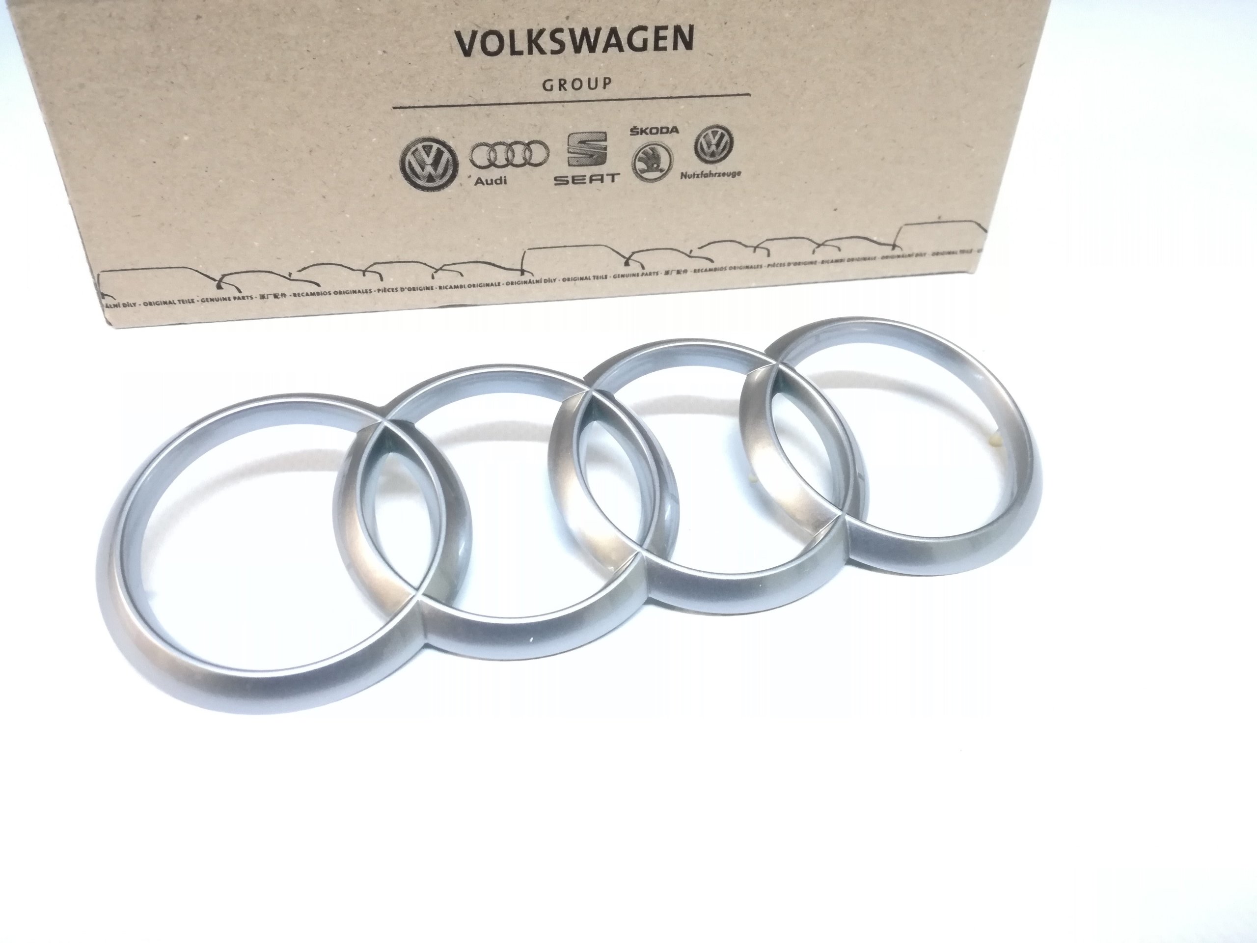 

Znaczek emblemat Audi na pokrywie ozdobnej silnika
