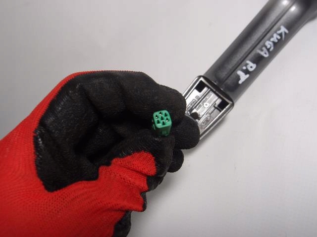 KLAMKA DRZWI PRAWY TYŁ FORD KUGA MK2 2013r Jakość części (zgodnie z GVO) O - oryginał z logo producenta pojazdu (OE)