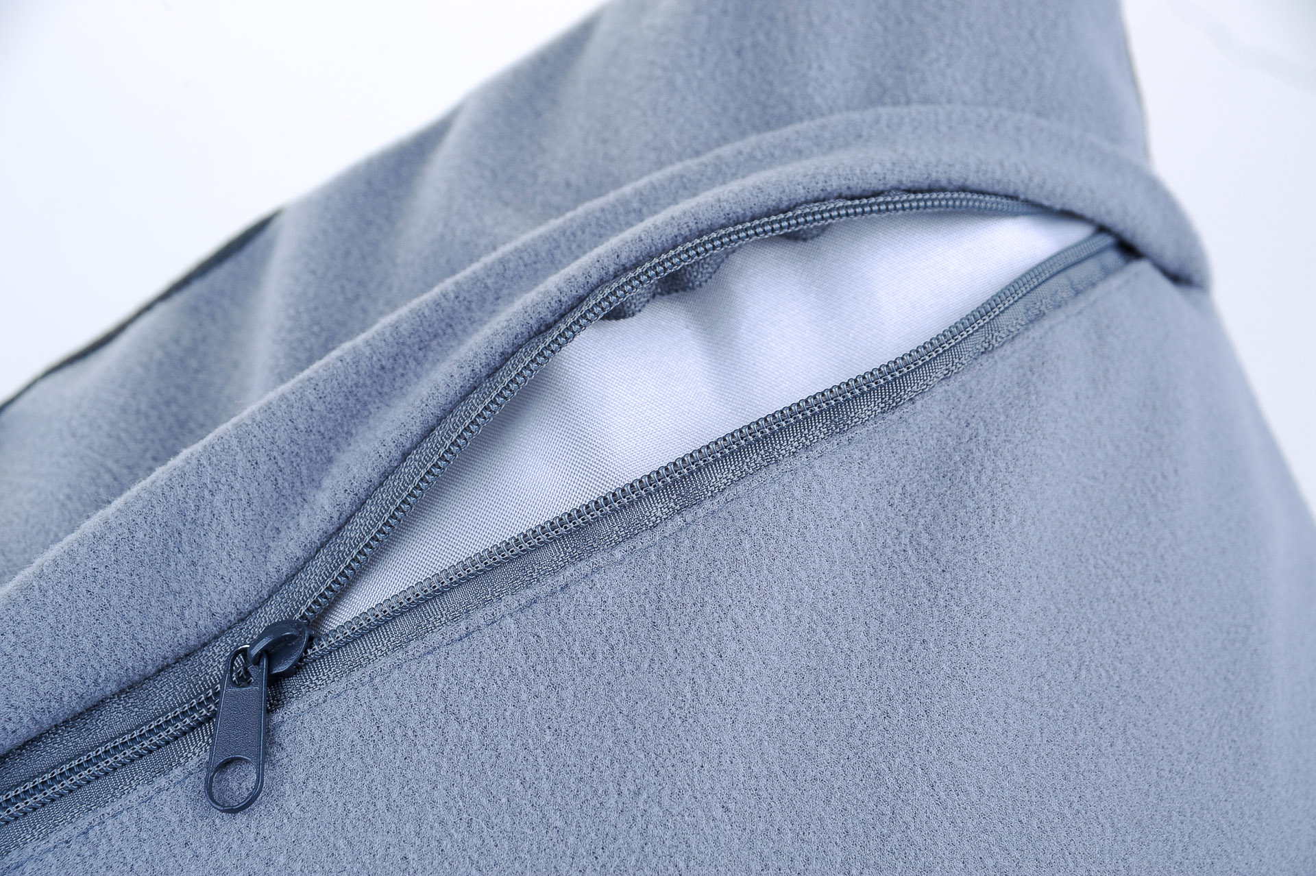 PODUSZKA Z DWOMA WILKAMI 08 JASIEK POSZEWKA Wymiary poduszki 40x40cm