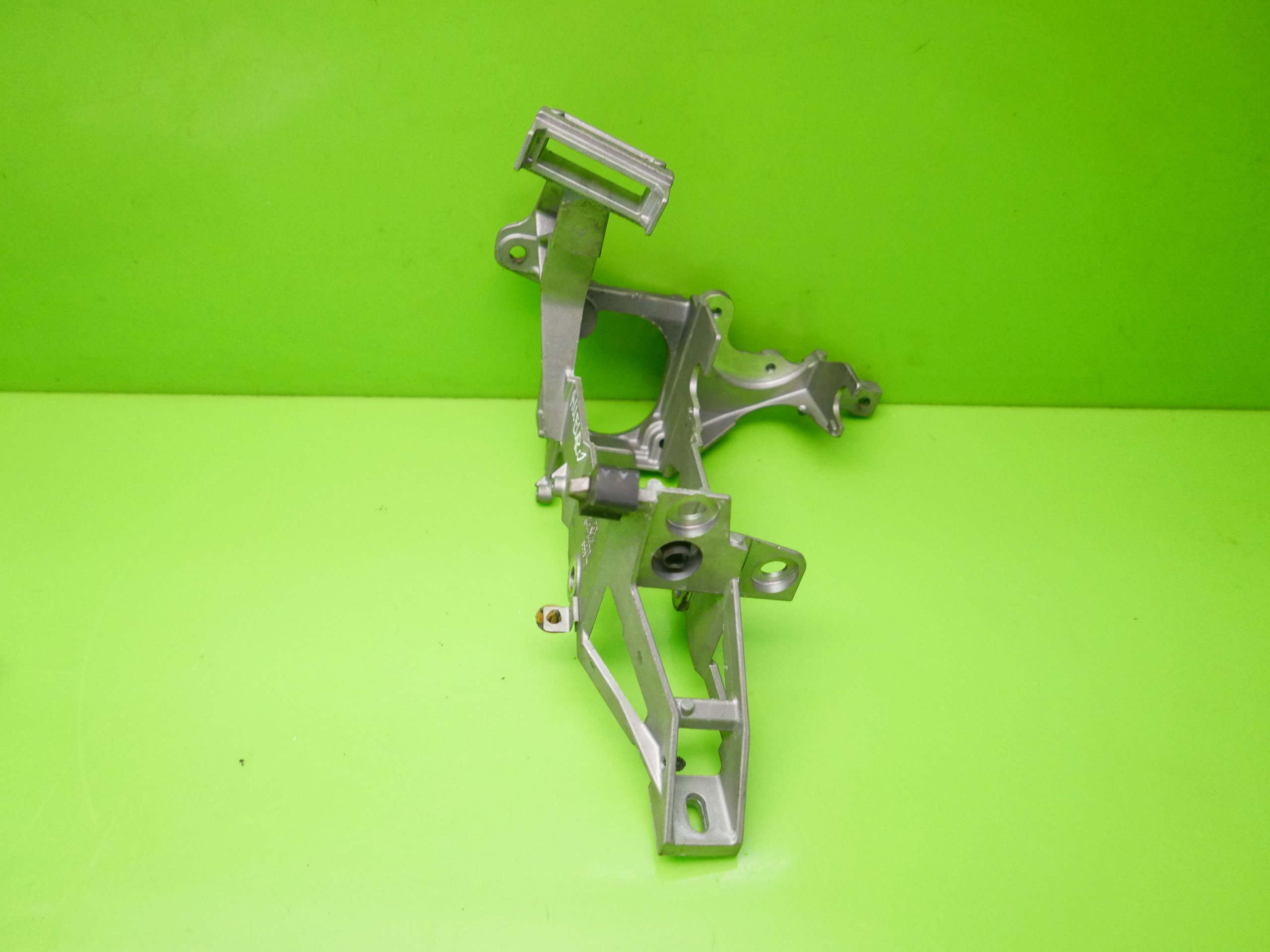 крепление Audi A6 C5 автомат 8D1721117D