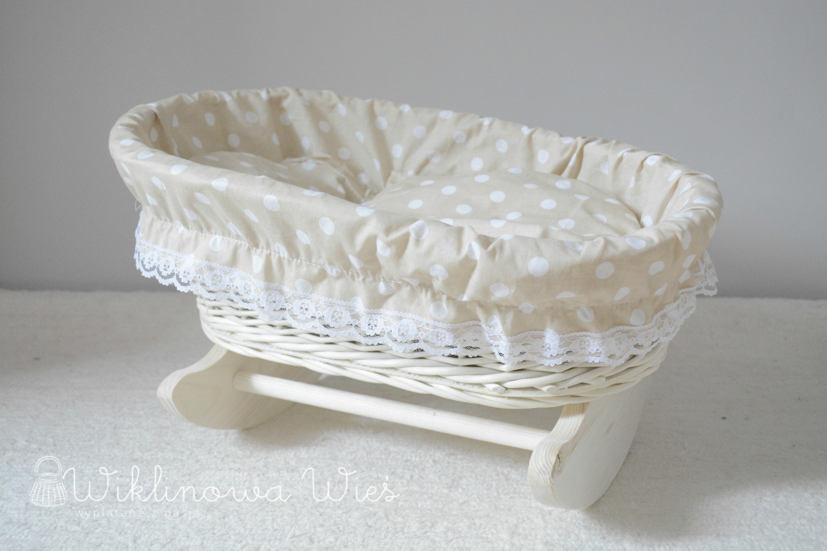 BIAŁA KOŁYSKA DLA LALEK Z WIKLINY BEŻOWE GROSZKI Marka Wiklinowa Wieś