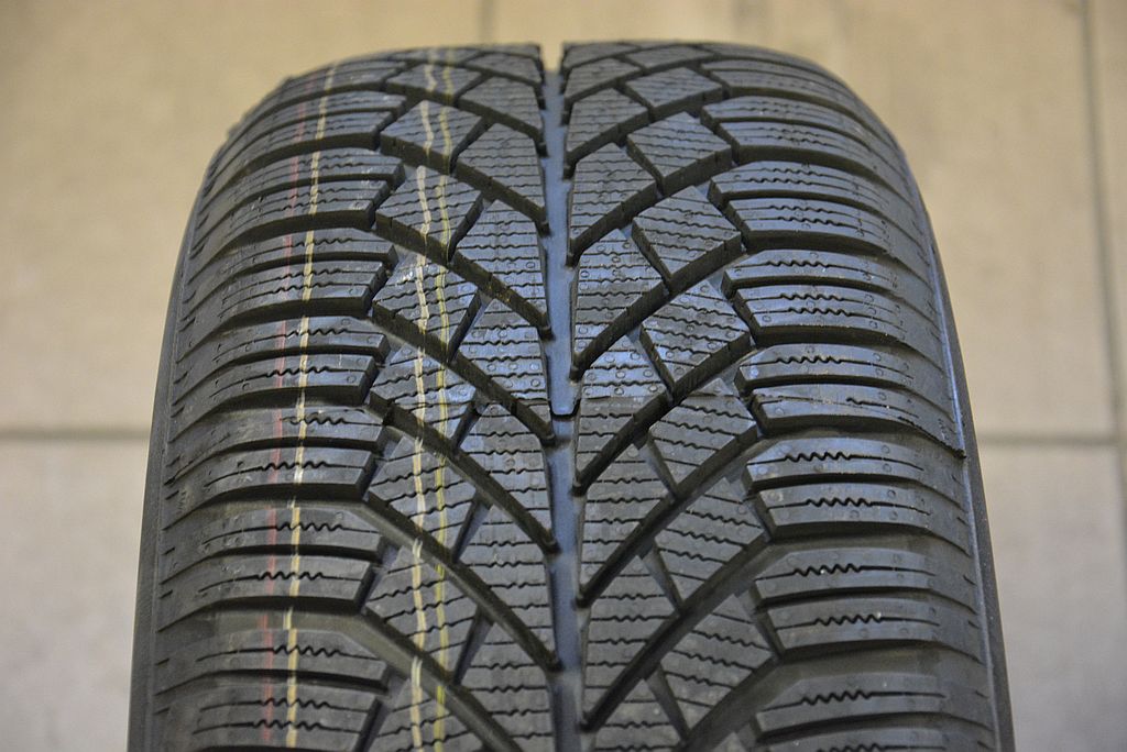 PNEUMATIKA CONTINENTAL 215/55R16 ...1ks nepoužitá