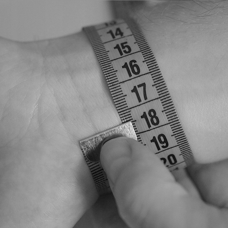 Bransoletka skórzana granatowa 5mm piórko Kolor dominujący odcienie niebieskiego