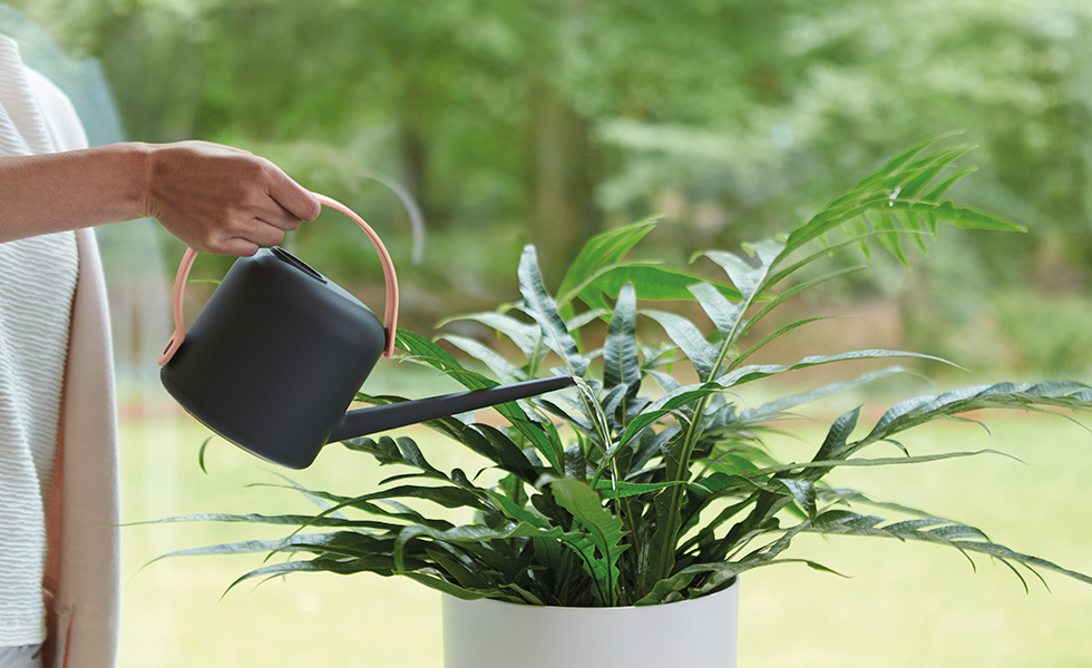 solidna biała Konewka ELHO B.For Soft 1,7L DESIGN Pojemność 1.7 l