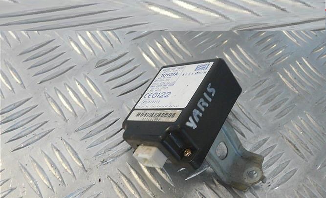 TOYOTA YARIS блок управления двери/замка 89741-52021