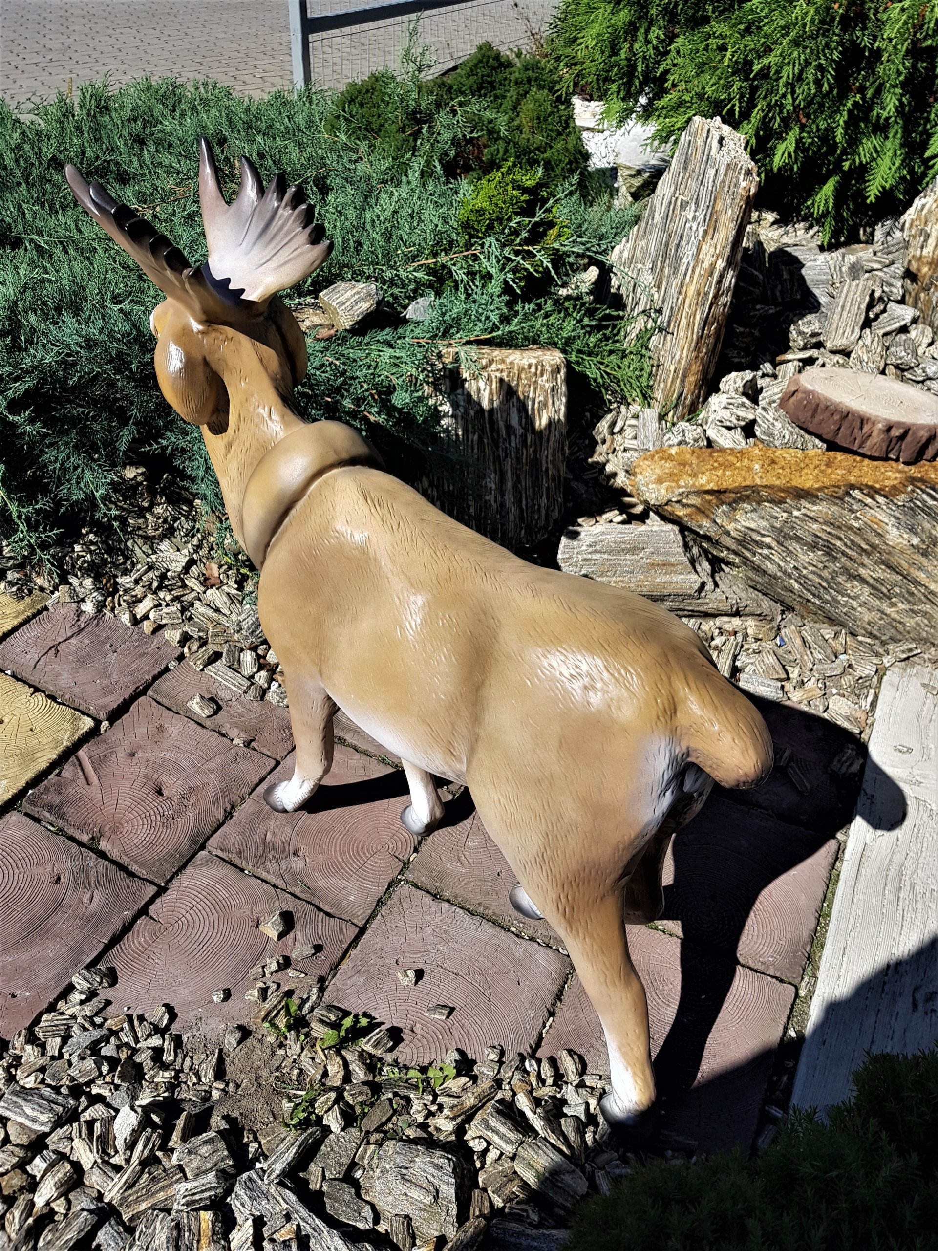 FIGURKA OGRODOWA - DUŻY STOJĄCY RENIFER Szerokość produktu 83 cm