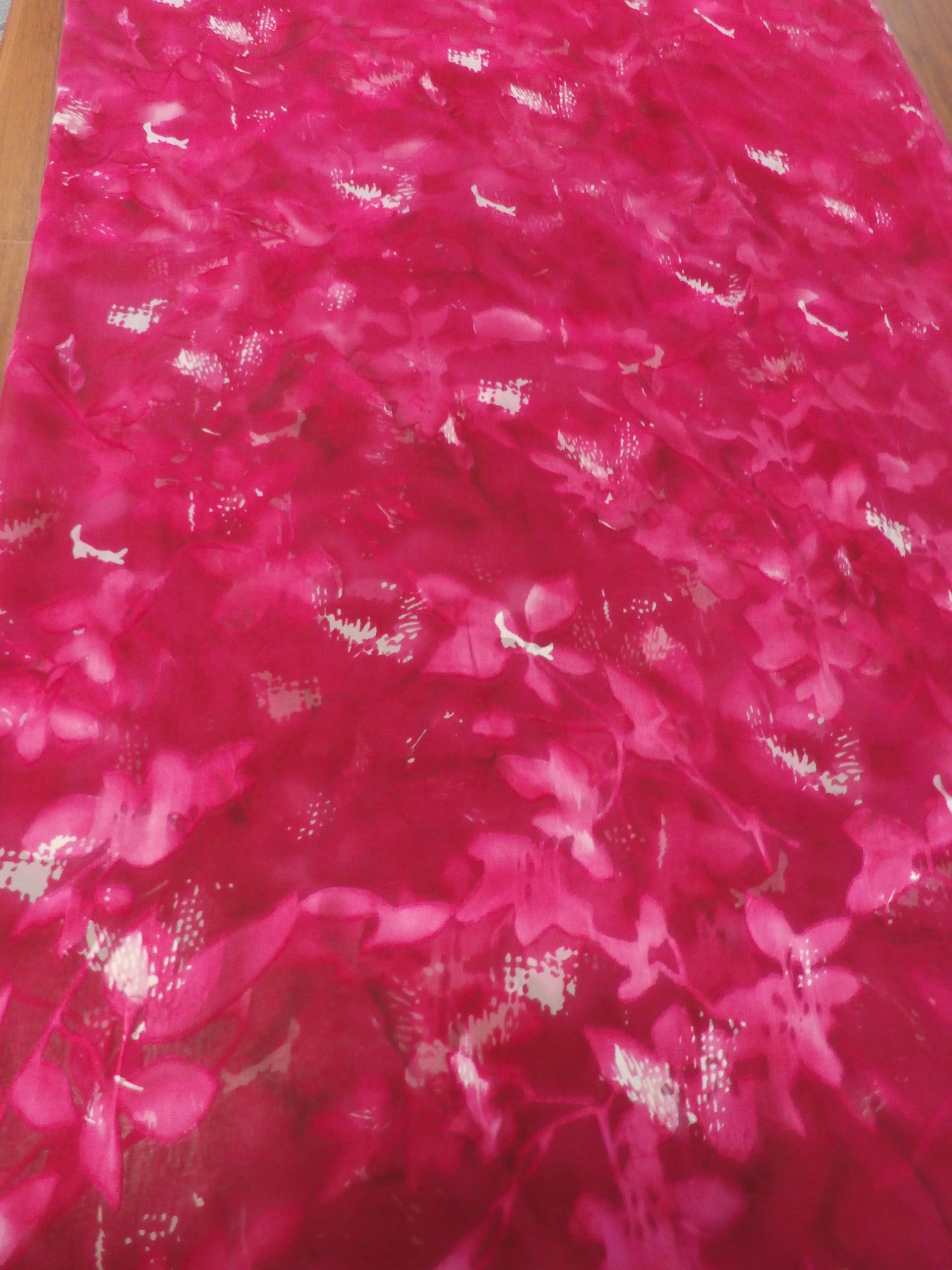 karmínový hedvábný šifon saténem