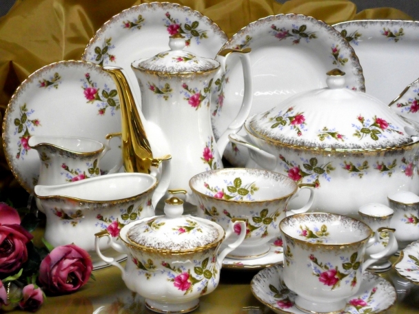 001 SOSJERKA IWONA CHODZIEŻ PORCELANA MALCER ZŁOTO Pojemność 0.5 l