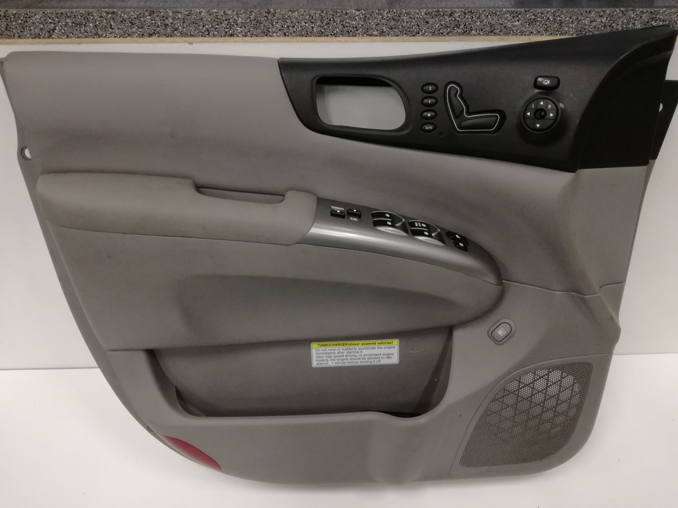 обивка дверные карты передний левый kia CARNIVAL III