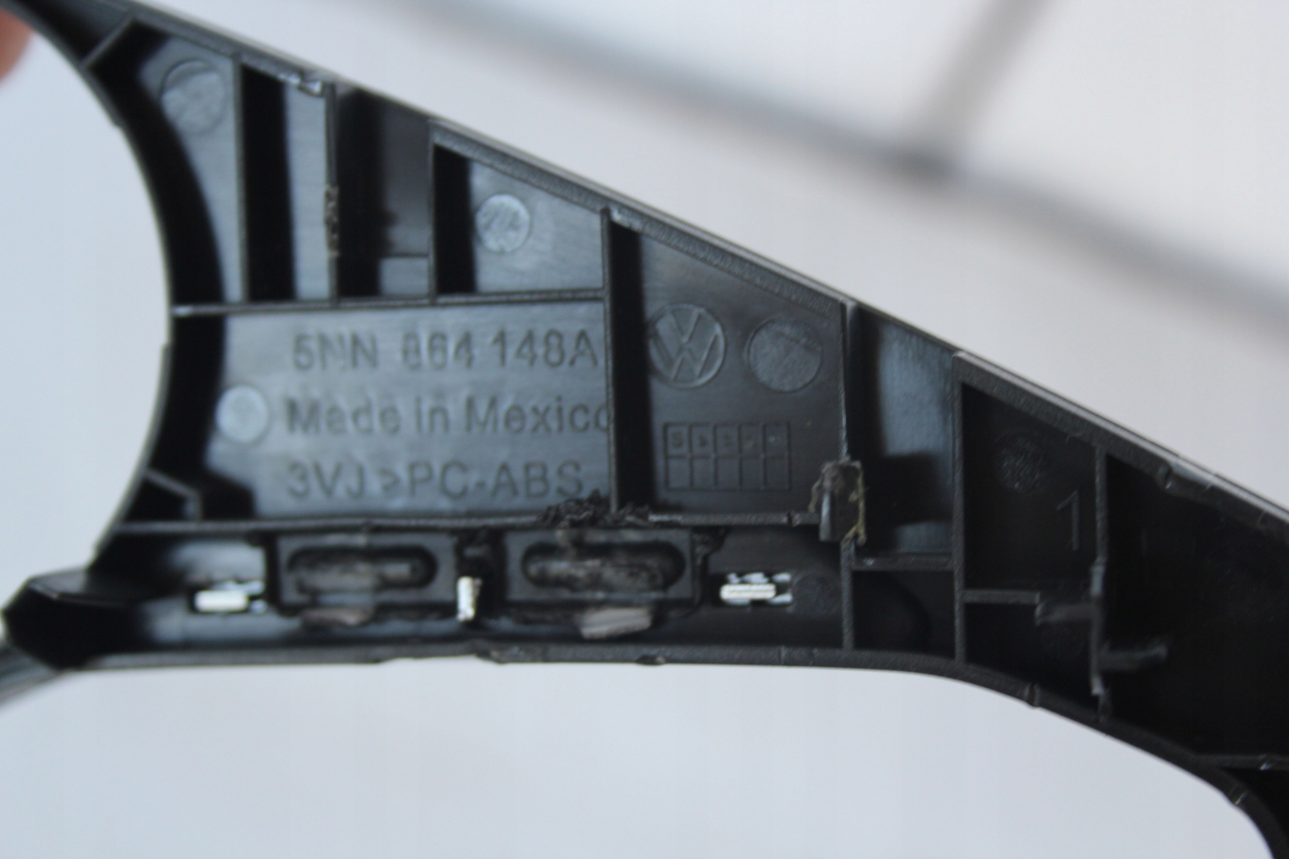 MASKOWNICA DEKOR W TUNELU VW TIGUAN 5NN864148A Producent części Volkswagen OE