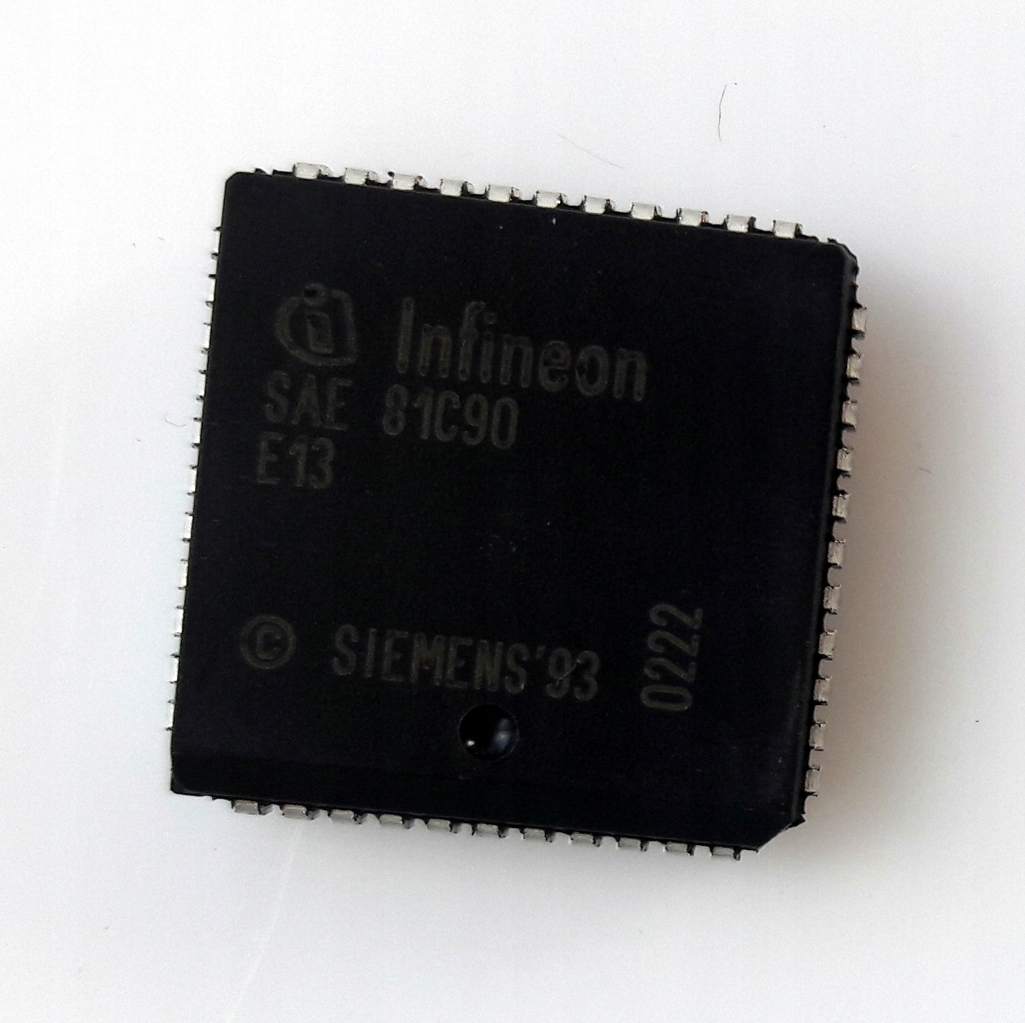Samostatný ovládač Infineon SAE81C90 s možnosťou úplného CAN