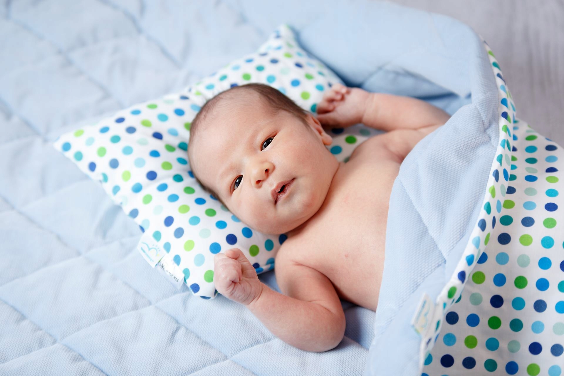 Подушки 6 месяцев. Подушка для новорожденных. Ортопедическая подушка для младенцев. Обычные подушки для малышей. Подушка ортопедическая детская от 0.