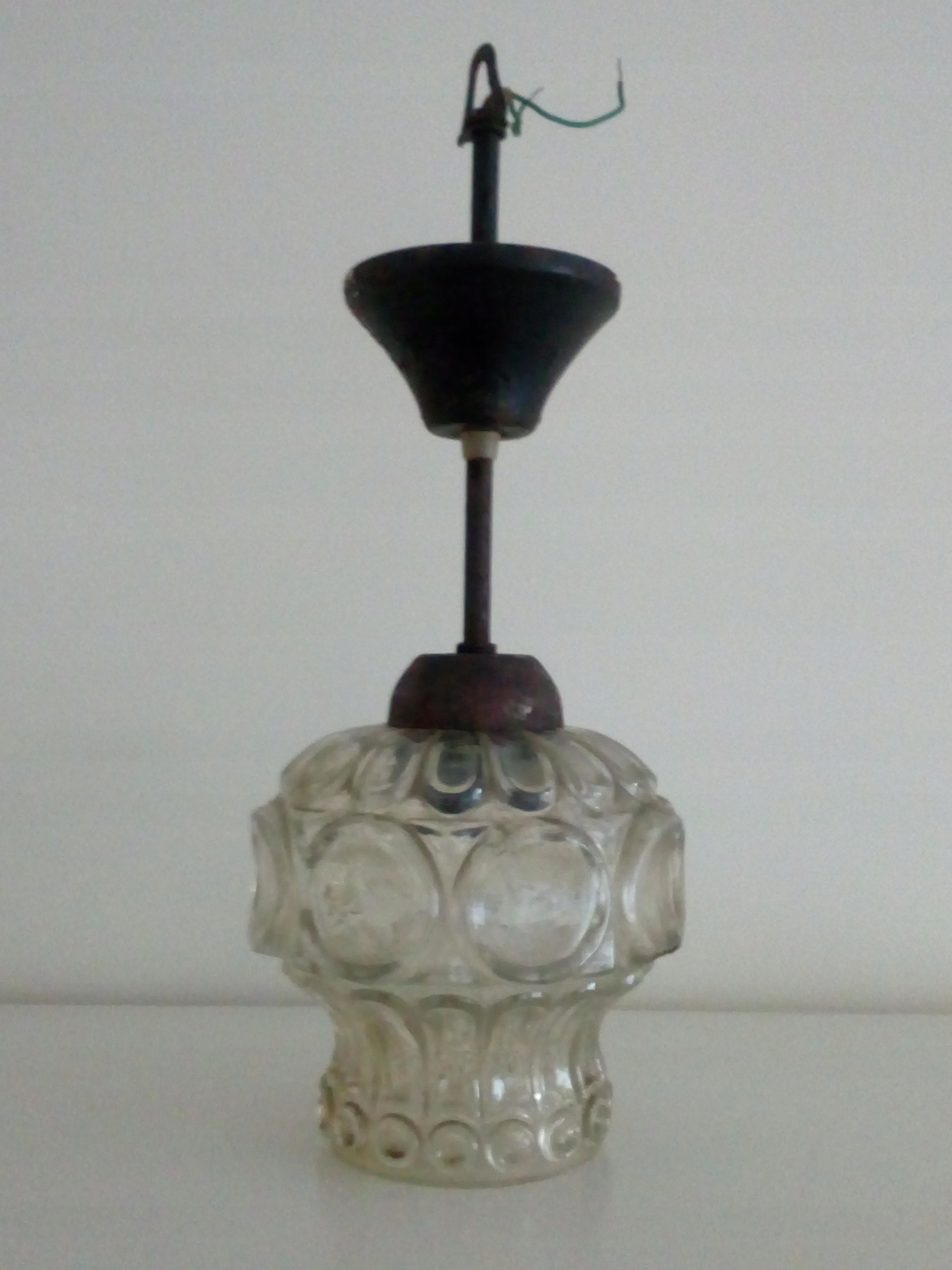 Stara zdobiona szklana lampa wisząca
