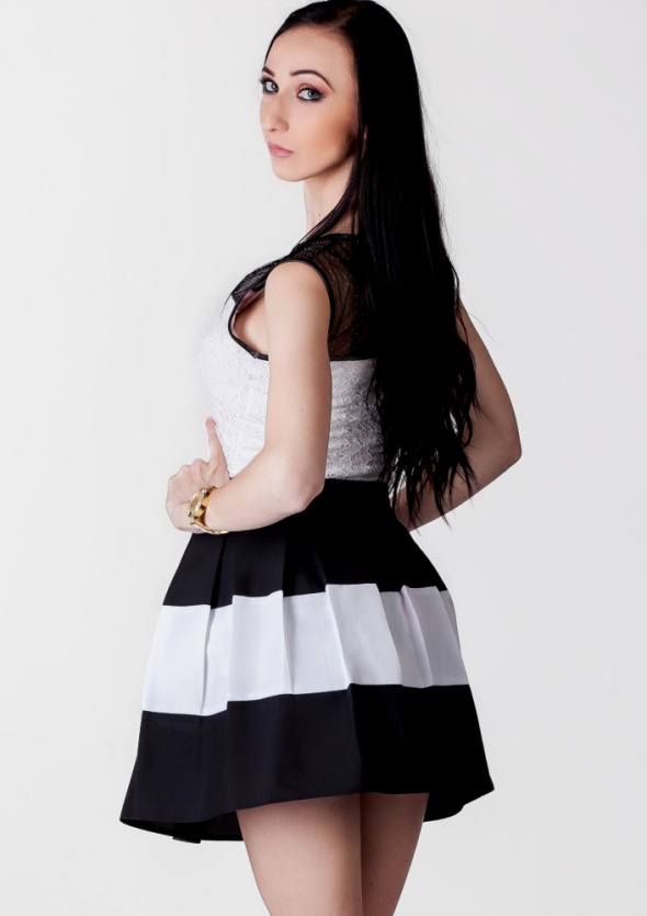 SPÓDNICZKA MINI w PASY CZARNO BIAŁA ROZKLOSZOWANA w ZAKŁADKI M Liczba kieszeni 0