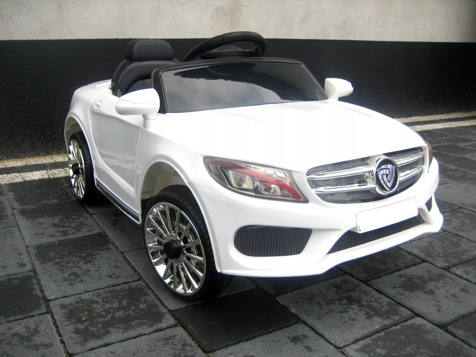 LIMUZYNA AUTO NA AKUMULATOR 3SILNIKI MP3 USB PILOT Wiek dziecka 12 m +