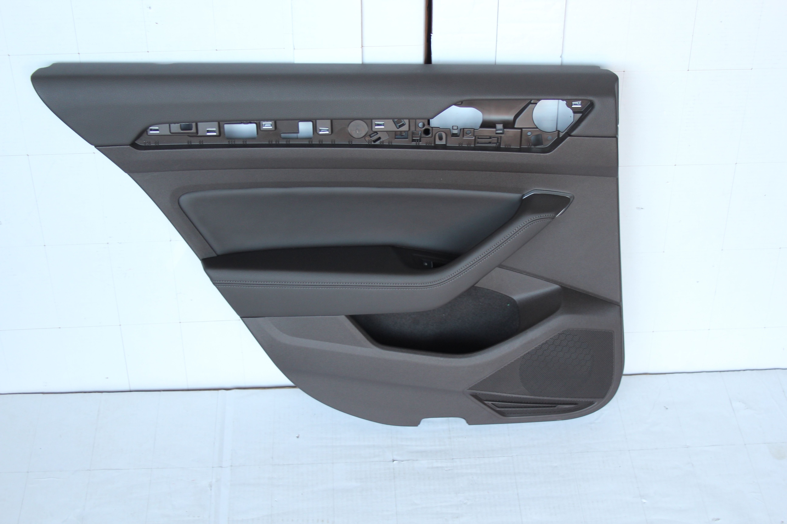дверные карты зад левый vw PASSAT B8 LIMOUSINE