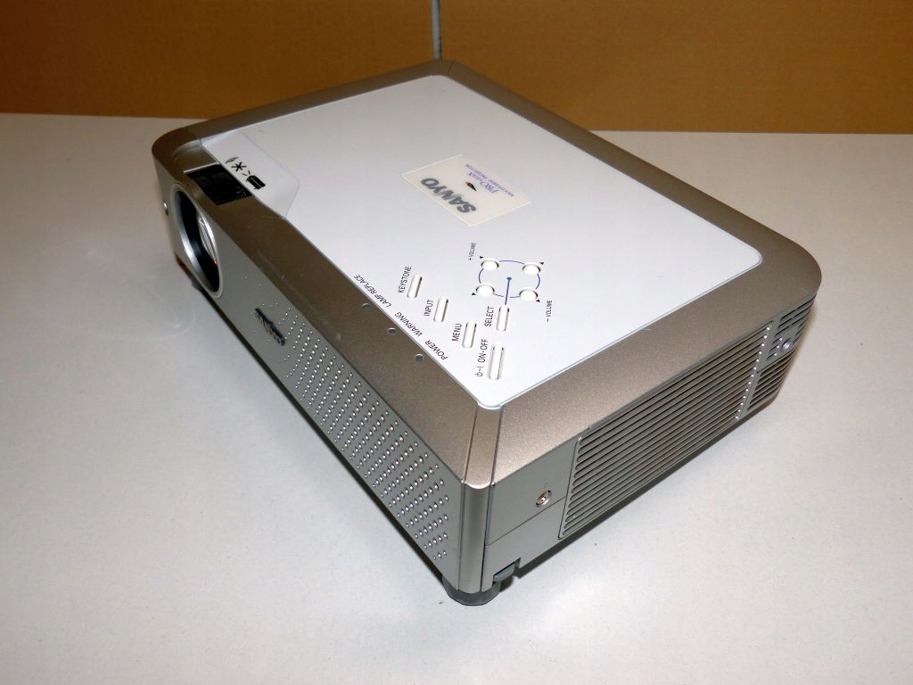 PROJEKTOR RZUTNIK SANYO PS4 FILM KINO XBOX PREZENT Model PLC-XE30