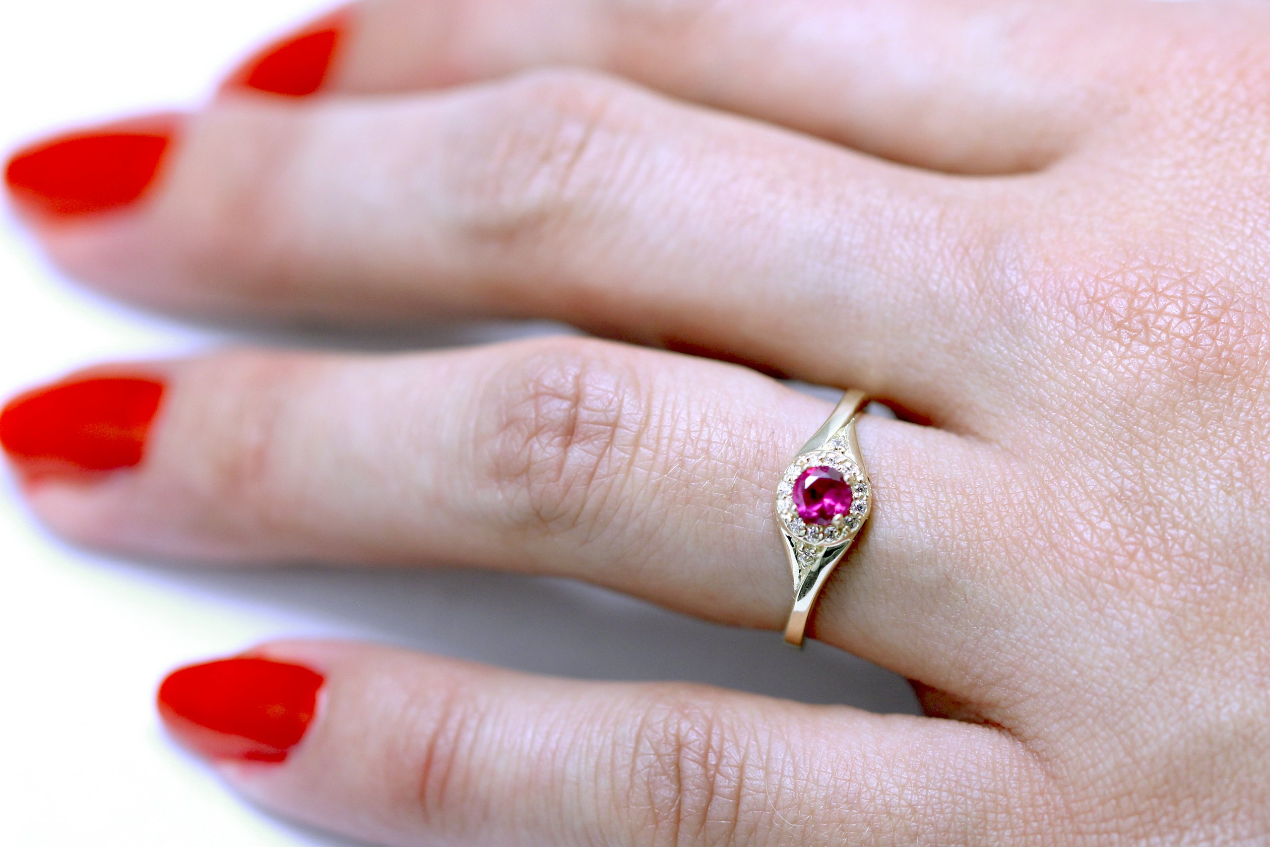 ZŁOTY PIERŚCIONEK ZARĘCZYNOWY 333 8K RUBIN r11 Materiał złoto