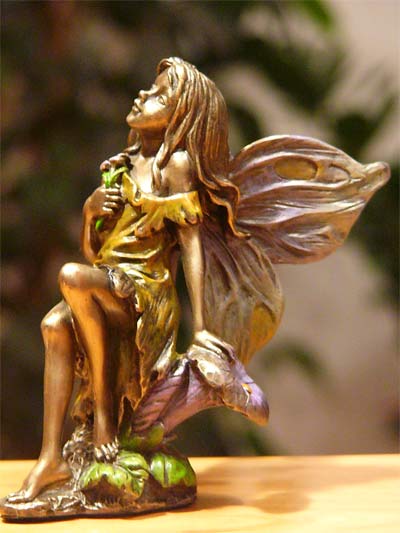 ŚLICZNY ELF SIEDZĄCY NA FIOŁKU VERONESE na prezent Wysokość 9.5 cm