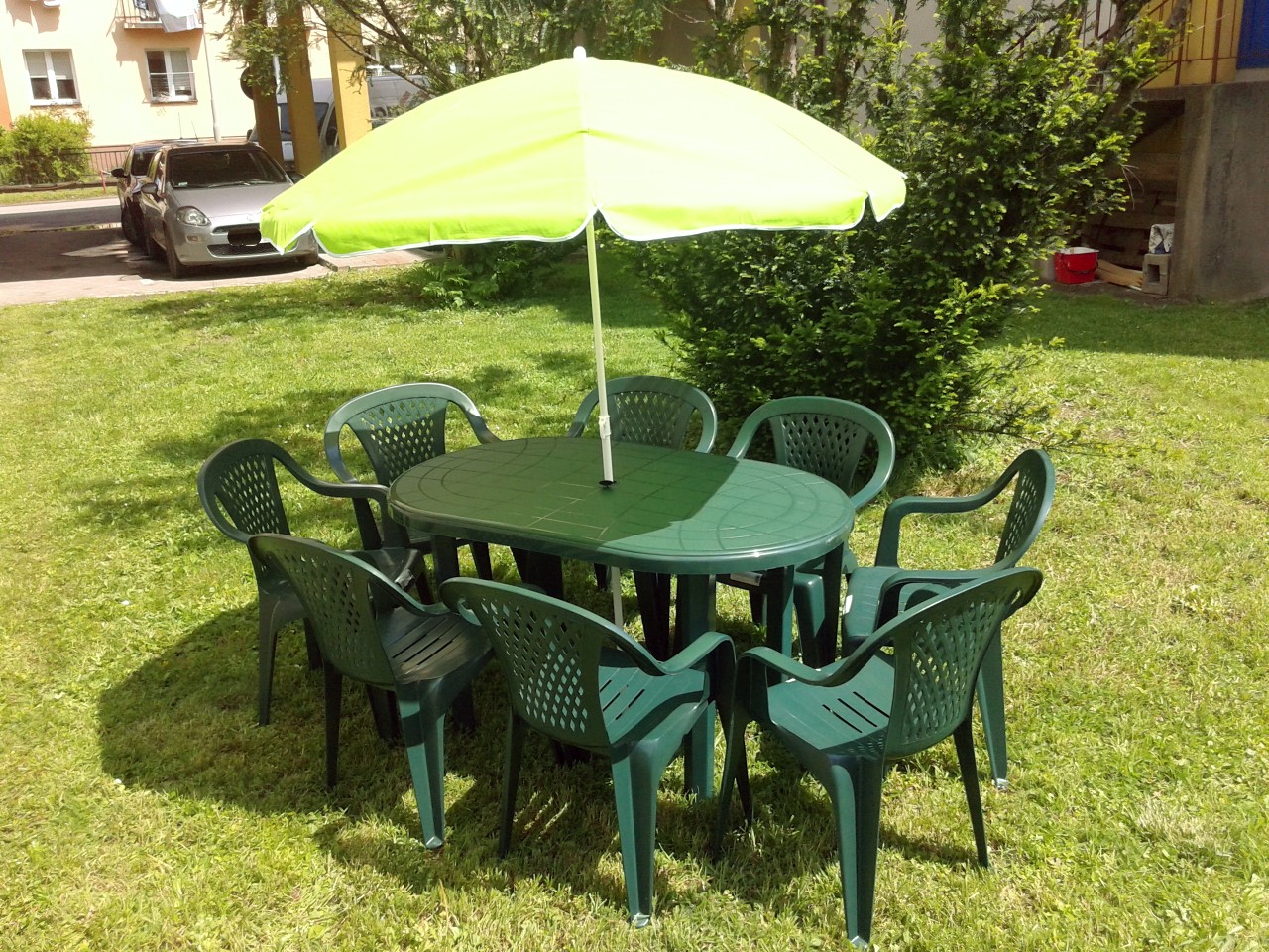 Садовый стол с зонтом и стульями