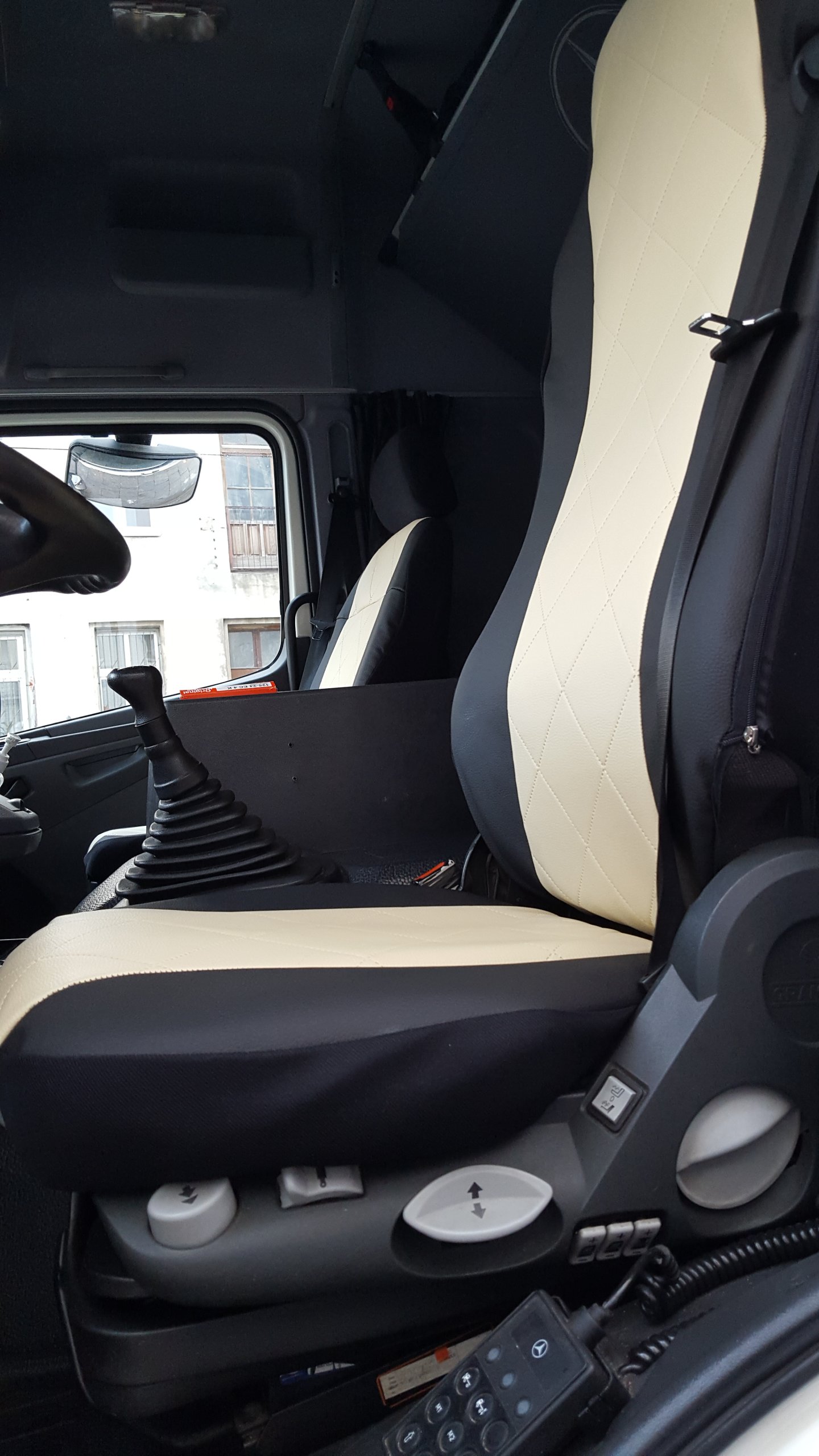 POKROWCE SAMOCHODOWE Isuzu D-Max 2024 PRZEDNIE FOTELE EKO SKÓRA Producent PPHU ROCO