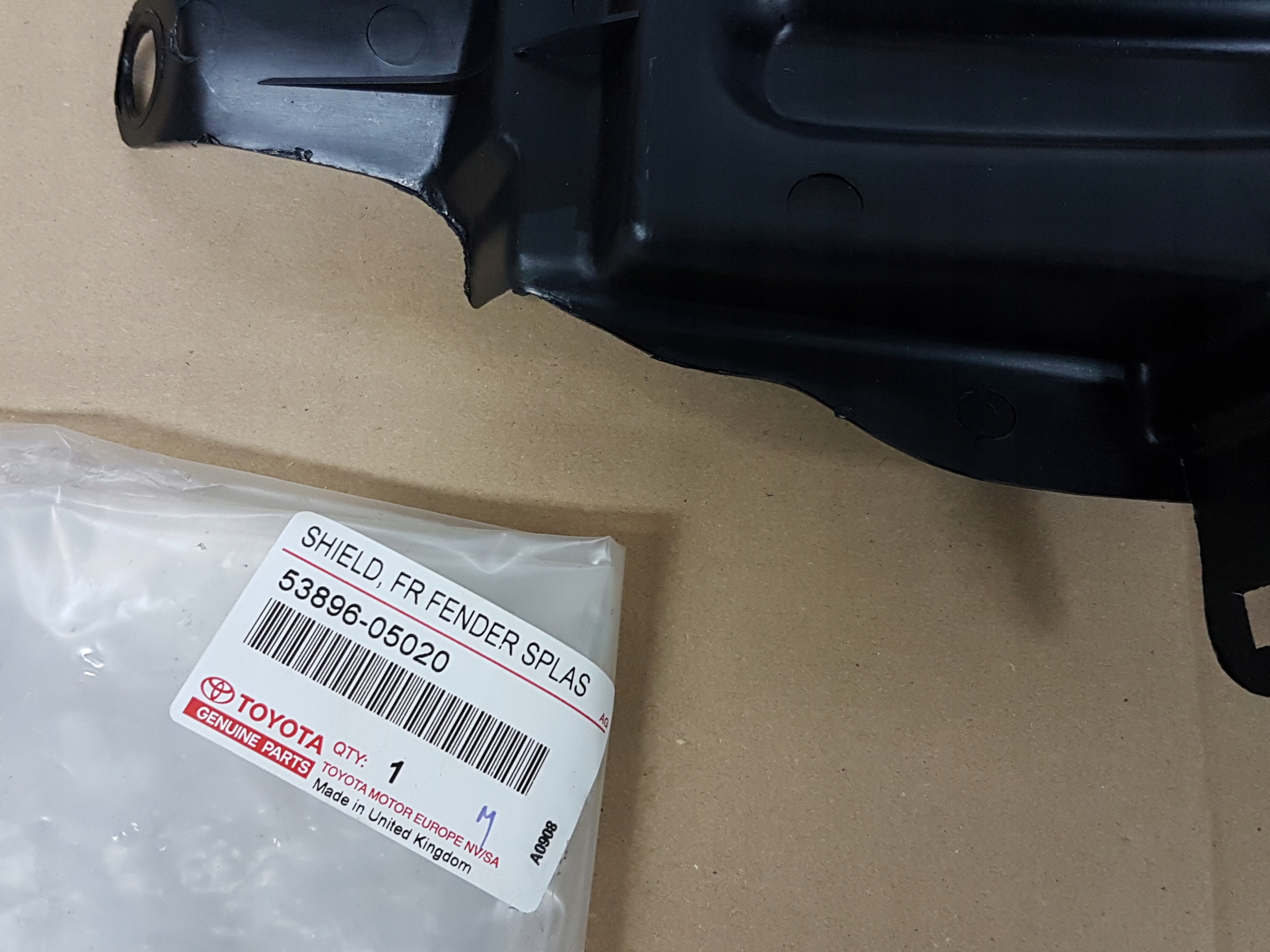 AVENSIS T22 97-03 NADKOLE OSŁONA KOŁA PRZÓD LEWE Producent części Toyota OE