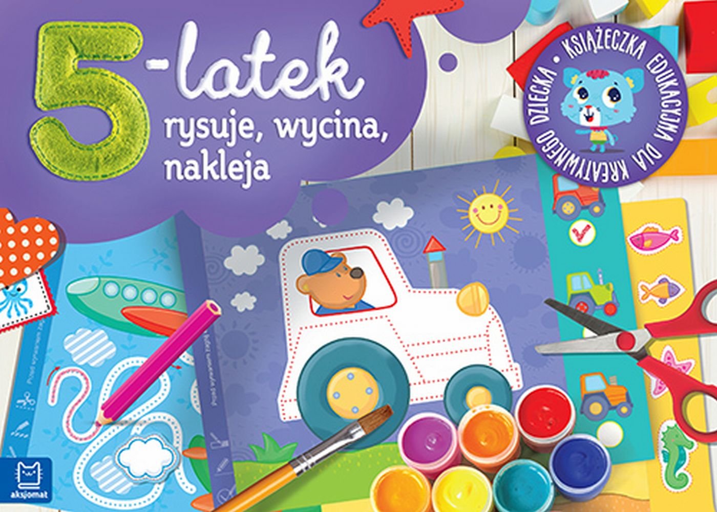 

5-latek rysuje, wycina i nakleja