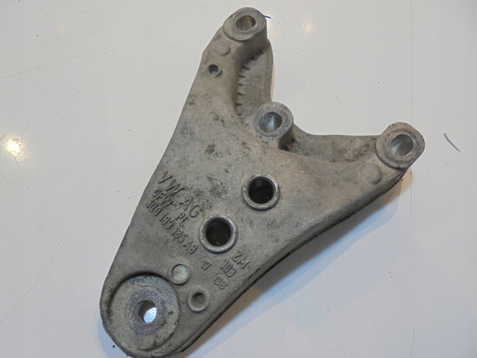 лапа подушка Двигателя Audi vw POLO 9N 6Q0199185AB