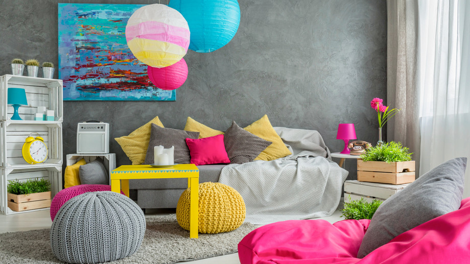 Neonowe kolory w mieszkaniu – jakie są modne i jak je łączyć?