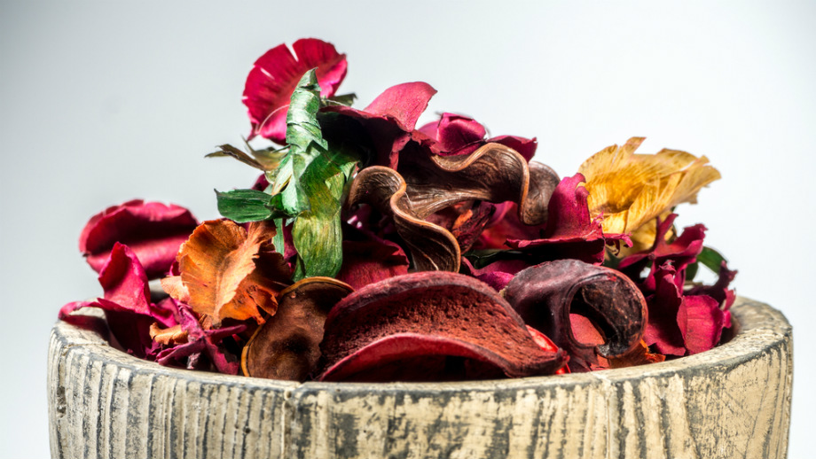 Jak przygotować potpourri w domu? 4 sposoby na wykorzystanie potpourri