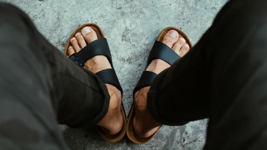 Męskie sandały i klapki – jak dobrać do stylizacji