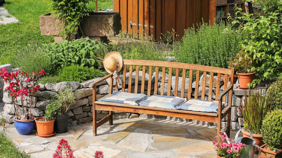 Štýlové záhradné lavičky – ktoré si vybrať?