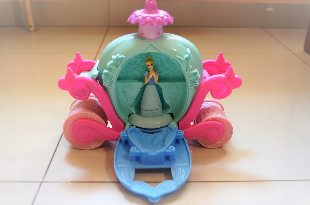 PLAY DOH Zestaw MAGICZNA KAROCA KOPCIUSZKA Ciastol