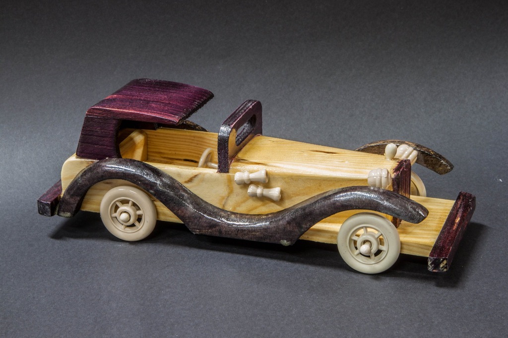 samochód drewniany replika
