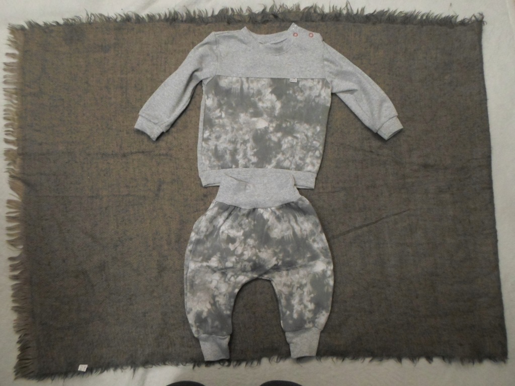 Szary, marmurkowy dres niemowlęcych 6-12 m-cy 80cm