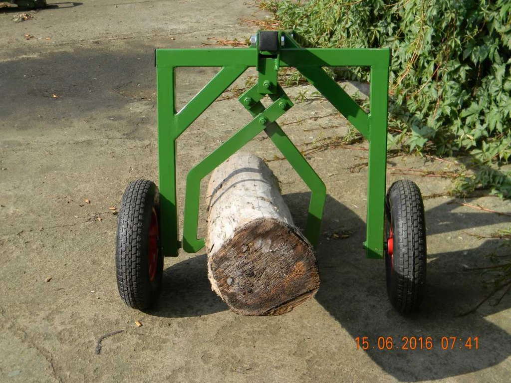 Wózek ręczny do transportu kłody na trak taśmowy