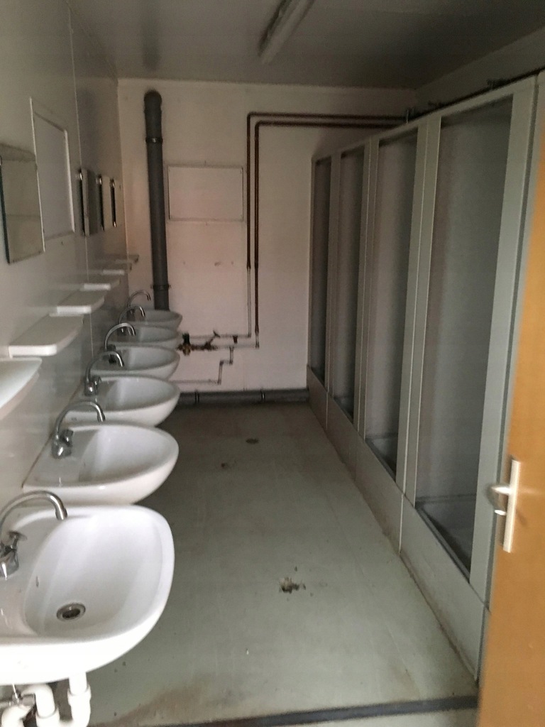 KONTENER SANITARNY – KABINY PRYSZNICOWE + UMYWALKI