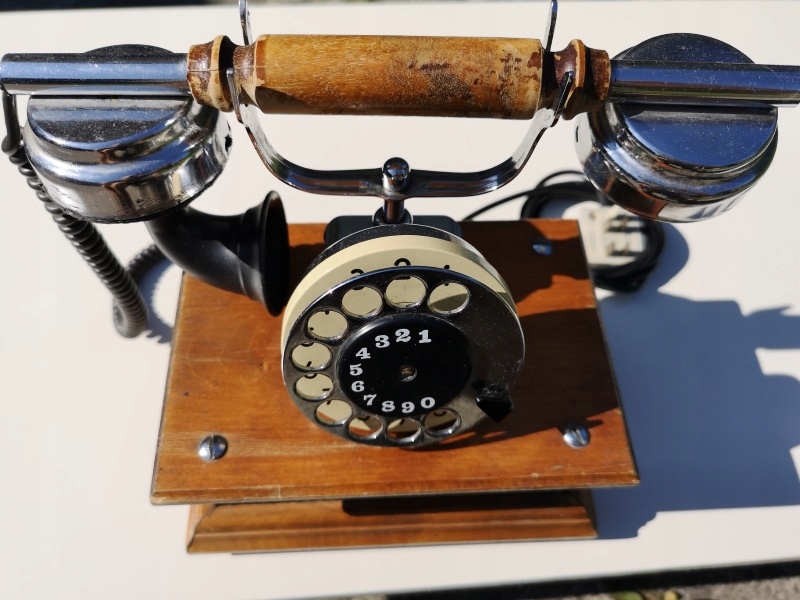 Telefon stacjonarny retro.