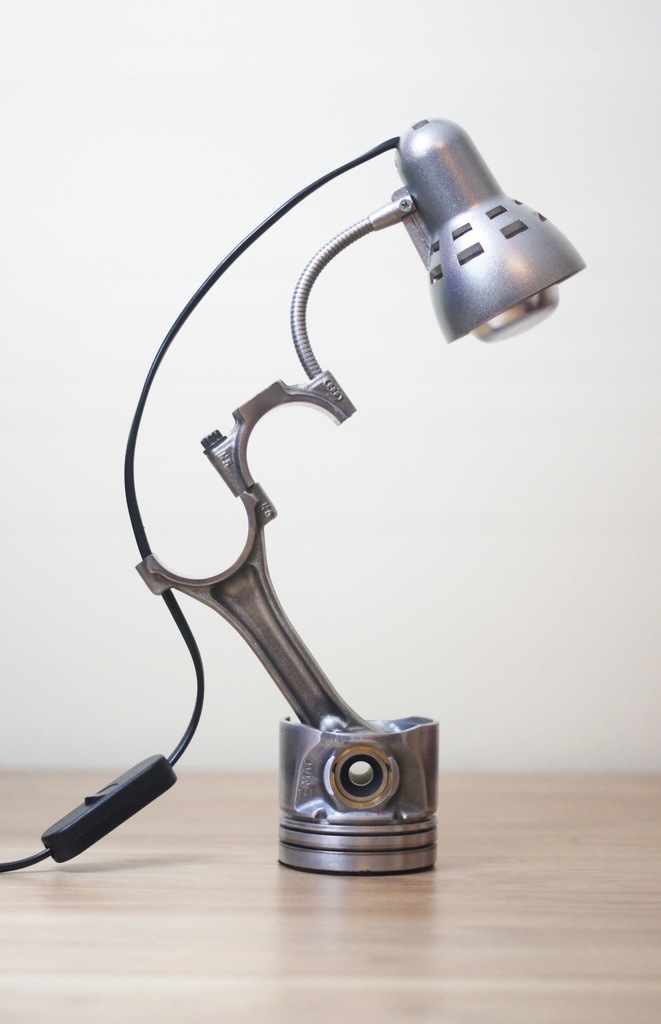 Lampka na biurko z tłoka 1.9 TDI. Lampa ze złomu.