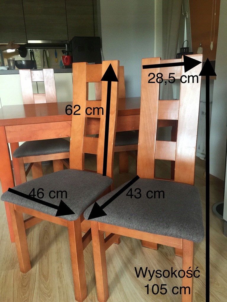 Stół z czterema krzesłami