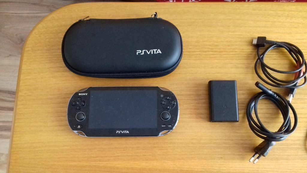 PS Vita PCH-1004 (HENkaku) Pelen Komplet!