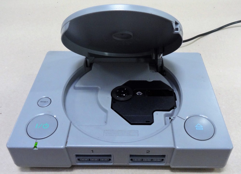 SONY PlayStation konsola + SILENT HILL, METAL GEAR
