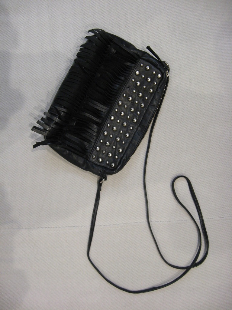 ASOS- czarna, skórzana torebka z frędzlami.