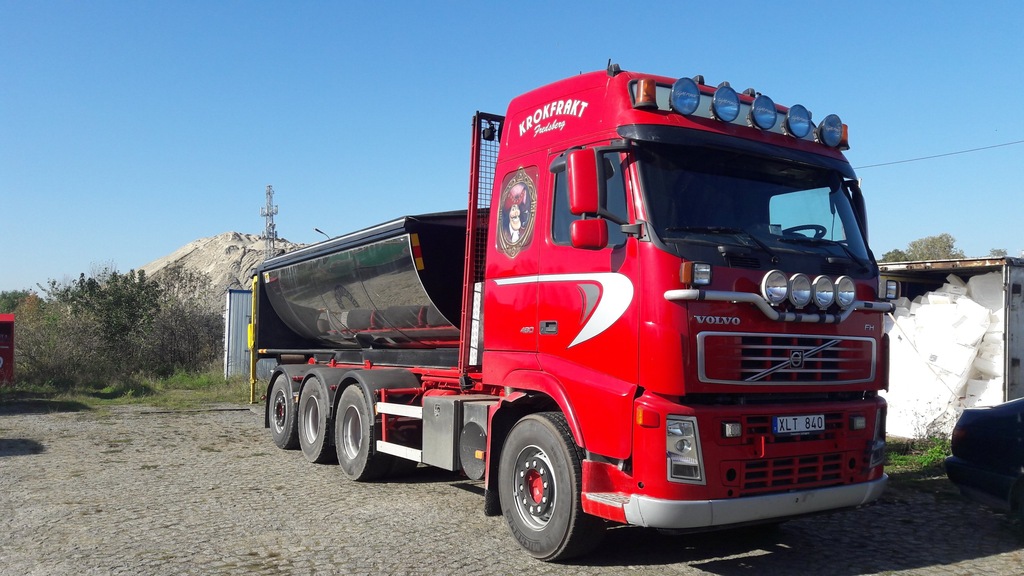 VOLVO FH  8x4 hakowiec, termos, SPRIDER do asfaltu