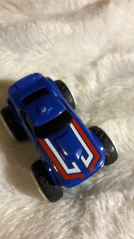 Hot Wheels samochodzik z magnesem