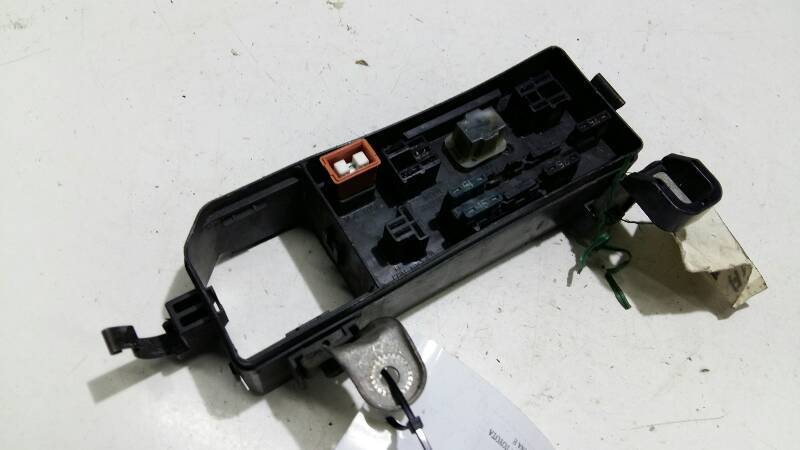 SKRZYNKA BEZPIECZNIKOW TOYOTA CARINA E