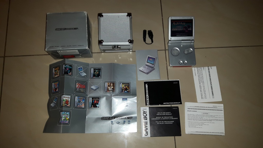 Game Boy Advance SP + Pokemon Fire Red + pudełko